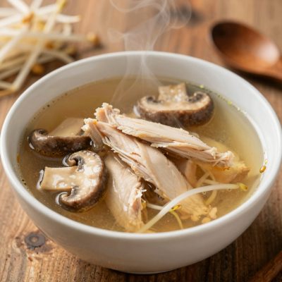 Zuppa di pollo e funghi