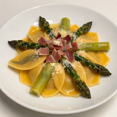 Paglia e fieno con asparagi e prosciutto cotto