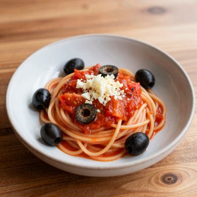 Spaghettini al Pomodoro fresco, Olive e Aglio