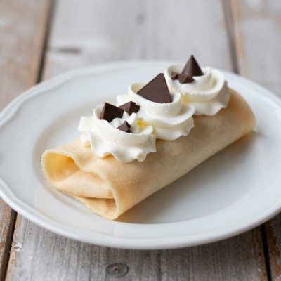 Crespelle alla panna montata e cioccolato